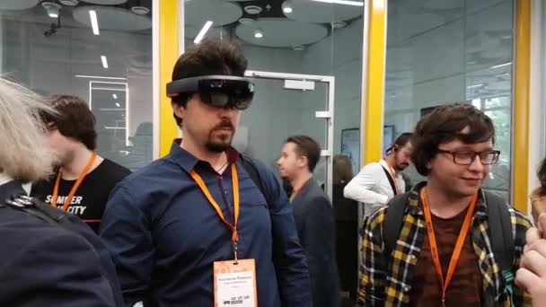 Man testa hololens Vr-glasögon på Vr konferens — Stockvideo