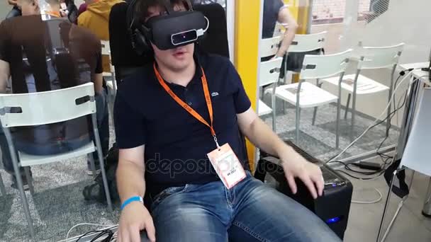 VR conferentie bezoeker test virtual reality helm — Stockvideo