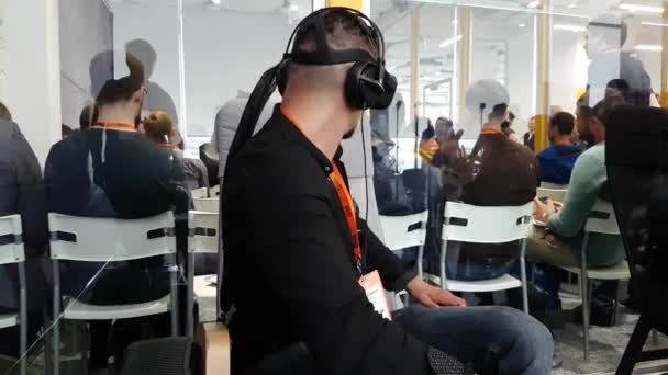 VR conférence visiteurs teste casque de réalité virtuelle — Video