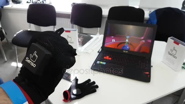 Посетитель конференции VR испытывает перчатки виртуальной реальности — стоковое видео