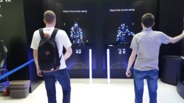 Erkekler Galaxy fitness Samsung marka mağaza sanal oyun oynar.
