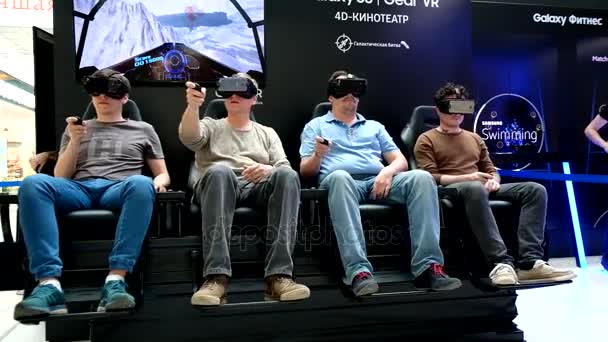 Pessoas com uma experiência imersiva de visualização de conteúdo VR no Samsung Gear VR Theater — Vídeo de Stock