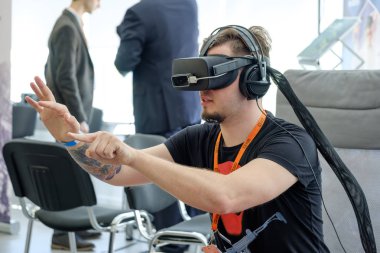 VR konferans ziyaretçisi sanal gerçeklik kaskını test etti