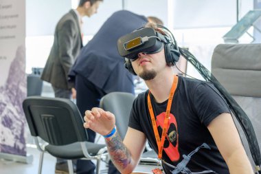 VR konferans ziyaretçisi sanal gerçeklik kaskını test etti