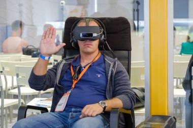 VR konferans ziyaretçisi sanal gerçeklik kaskını test etti