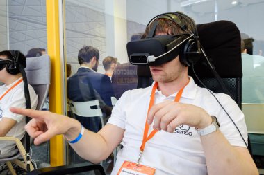 VR konferans ziyaretçisi sanal gerçeklik kaskını test etti