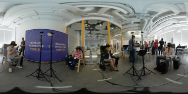 VR konferans ziyaretçisi sanal gerçeklik kaskını test etti