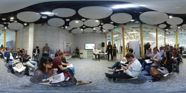 Seyirci hocayı dinler.