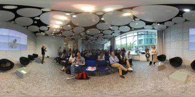 Seyirci hocayı dinler.