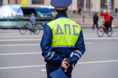 Trafik polisi bir sokakta çalışan gün saat