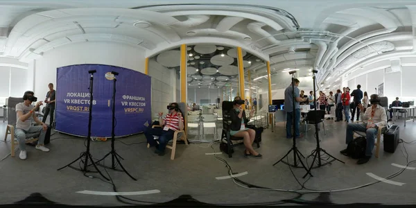 Besucher der VR-Konferenz testet Virtual-Reality-Helm — Stockfoto
