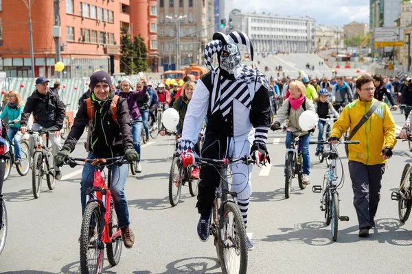 多くのサイクリストは、市内中心部周辺の自転車パレードに参加します。 — ストック写真