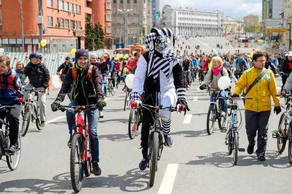 Mange cyklister deltager i cykelparade omkring byens centrum - Stock-foto