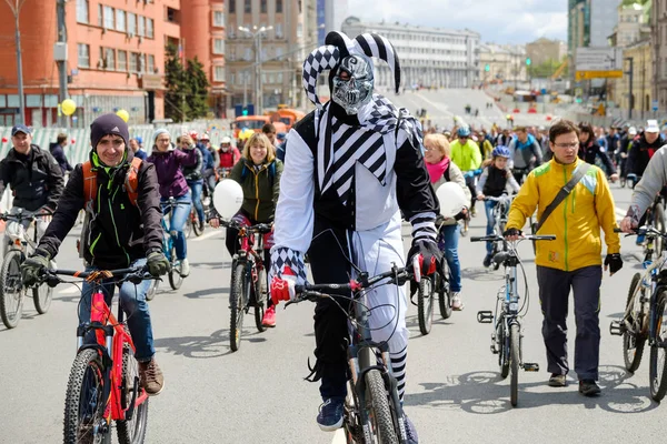 多くのサイクリストは、市内中心部周辺の自転車パレードに参加します。 — ストック写真