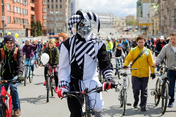 De nombreux cyclistes participent à un défilé à vélo autour du centre-ville — Photo