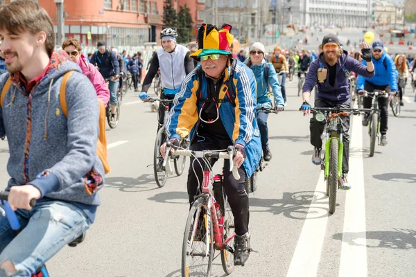 De nombreux cyclistes participent à un défilé à vélo autour du centre-ville — Photo