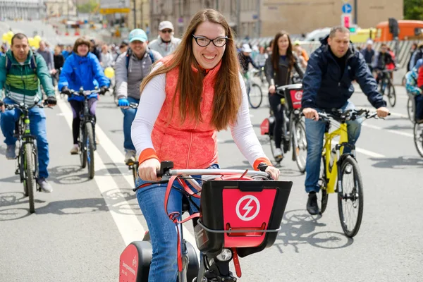De nombreux cyclistes participent à un défilé à vélo autour du centre-ville — Photo