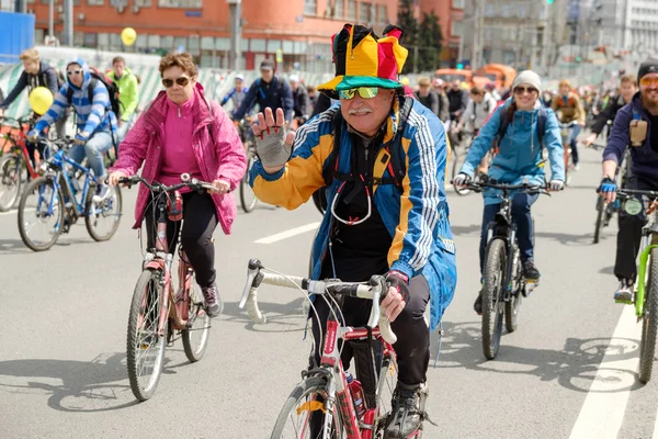 De nombreux cyclistes participent à un défilé à vélo autour du centre-ville — Photo