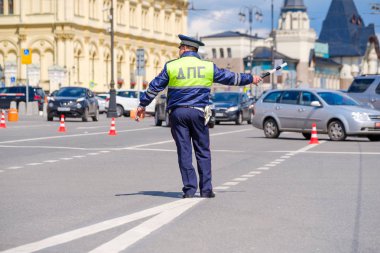 Trafik Polis sokakta çalışan gün saat