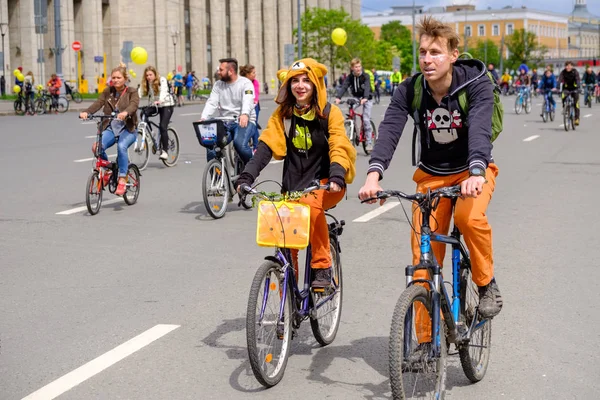 Mange cyklister deltager i cykelparade omkring byens centrum - Stock-foto