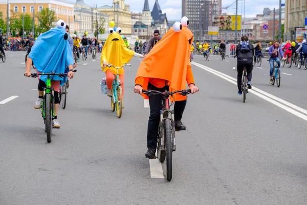 De nombreux cyclistes participent à un défilé à vélo autour du centre-ville — Photo
