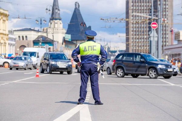 Trafik Polis sokakta çalışan gün saat