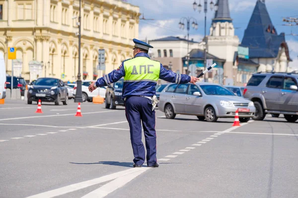 Traffic policeman works on the street at day time — Stock Photo, Image