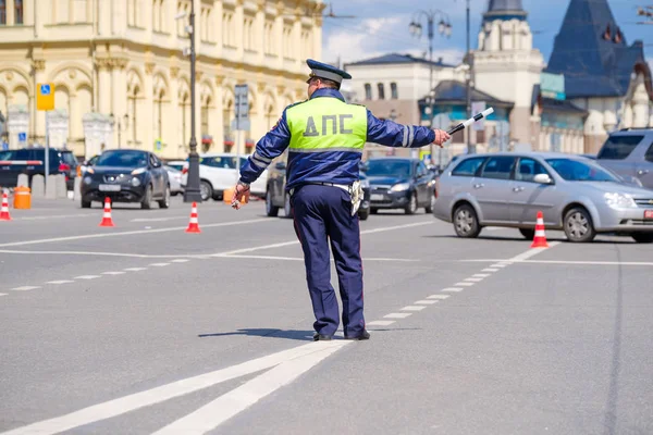 Trafikpolis fungerar på gatan på dagtid — Stockfoto