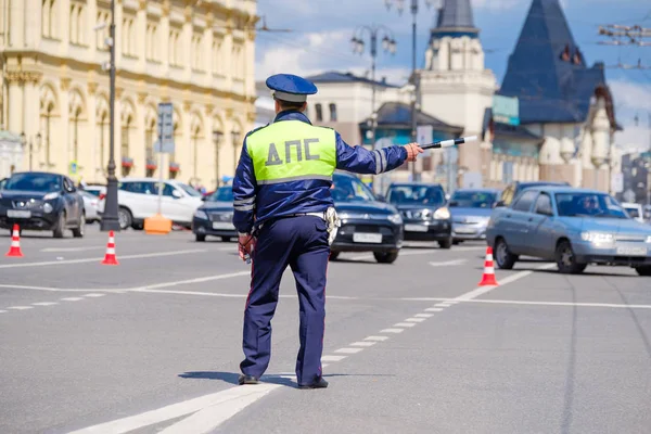 Polícia de trânsito trabalha na rua durante o dia — Fotografia de Stock