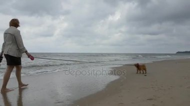 Kumsalda Yürüyen Genç Kadın