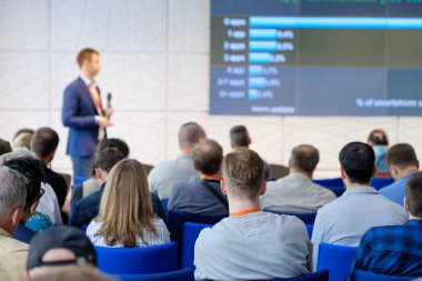 Seyirci hocayı dinler.