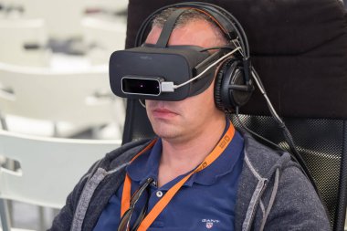 VR konferans ziyaretçisi sanal gerçeklik kaskını test etti