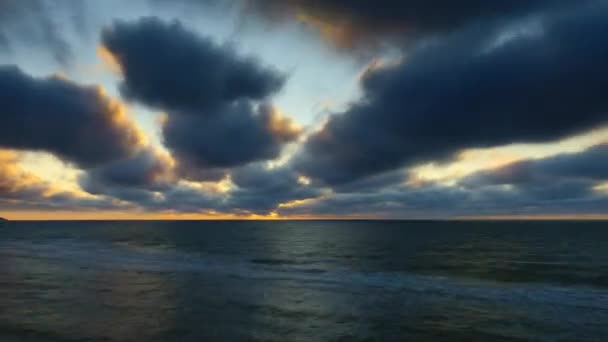 Laps de temps de nuages en mouvement rapide au coucher du soleil — Video