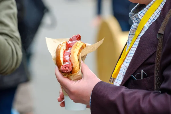 Hombre sosteniendo hot dog en la mano —  Fotos de Stock