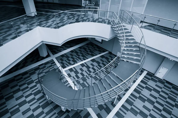 Μοντέρνο γραφείο αίθουσα με σκάλες — Φωτογραφία Αρχείου