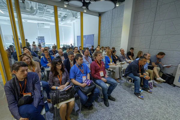 El público escucha al conferenciante — Foto de Stock