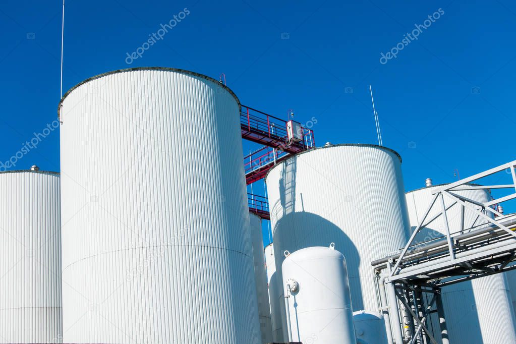 Industrial storage of a liquid materials