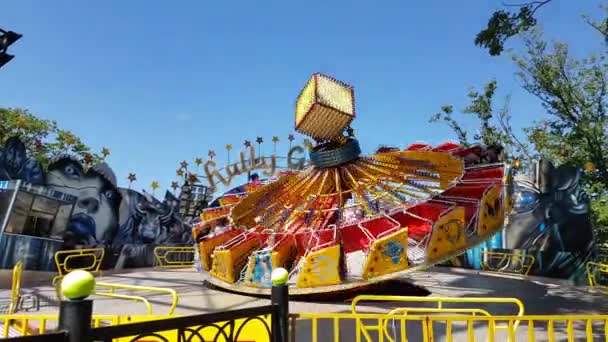 Gente divirtiéndose en el parque de atracciones central — Vídeo de stock