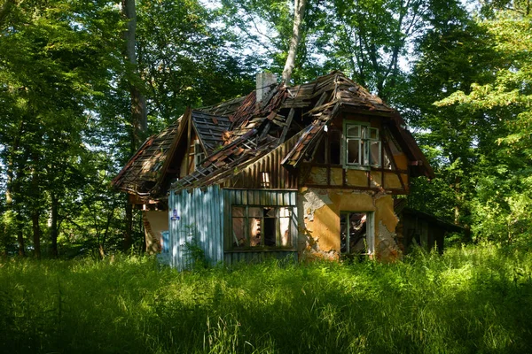 Abandonou a casa quebrado em uma madeira — Fotografia de Stock