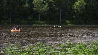 Tekneler ve katamaran göl kenarında insanlar binmek