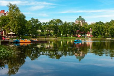 Tekneler ve katamaran göl kenarında insanlar binmek