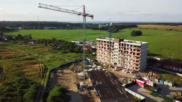 Vista aérea de la construcción de edificios de varios pisos — Vídeos de Stock