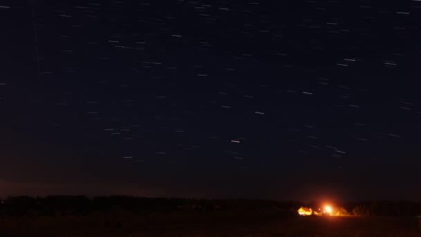 Μετακίνηση αστέρια μονοπάτια στο νυχτερινό ουρανό — Αρχείο Βίντεο
