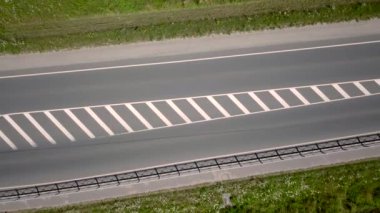 Yolda giden arabalar.