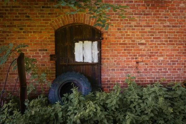 Porte en bois dans un mur de briques — Photo