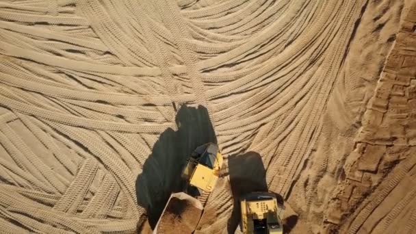 Grävmaskin gräver sand och läser in det i en lastbil. — Stockvideo