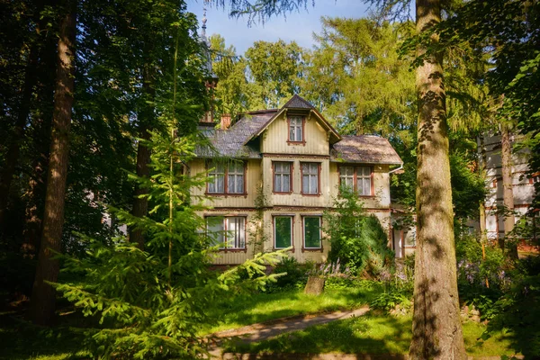 Abandonou a casa quebrado em uma madeira — Fotografia de Stock