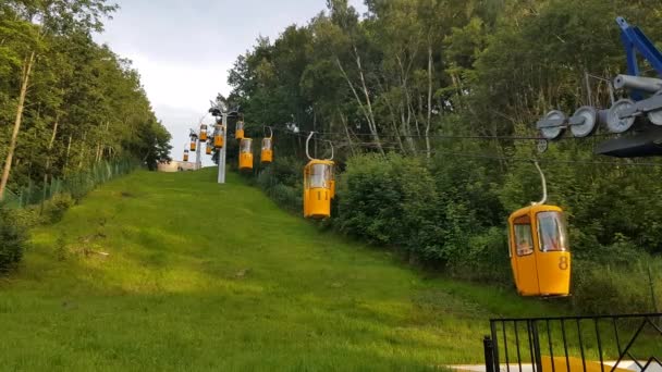 La gente monta el teleférico durante el día. — Vídeos de Stock