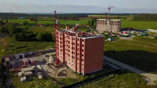 Vista aérea de la construcción de edificios de varios pisos — Vídeo de stock