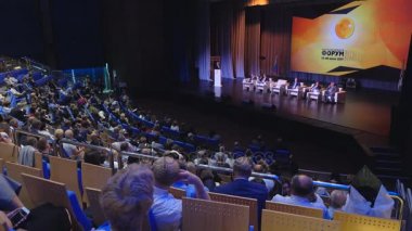 Seyirci hocayı dinler.